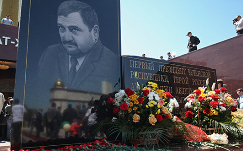 Памятная плита перед музеем Ахмата-хаджи Кадырова в Мемориальном комплексе Славы в Грозном