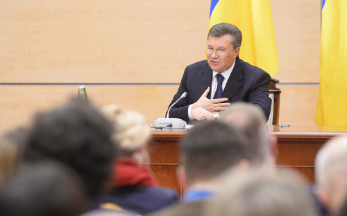 <p><span style="font-size:16px;"><strong>Операция по спасению Януковича</strong></span></p>

<p>Как следует из слов Путина, Москва внимательно следила за перемещениями президента Виктора Януковича, который после провальной попытки организовать сопротивление Майдану в Харькове, где был созван съезд депутатов всех уровней юго-востока Украины, отправился в Крым. После Харькова российские спецслужбы &laquo;начали вести его кортеж&raquo;, взявший курс на Крым, сообщил Путин. Янукович и члены его семьи были вывезены с побережья Черного моря вертолетной группой с отрядом спецназа на борту.</p>

<p>Путин уверен, что операция по переброске Януковича из Украины в Россию была &laquo;благим, благородным делом&raquo;.</p>

<p>На публике отставленный президент появился только 27 февраля на пресс-конференции в Ростове-на-Дону. Он заявил, что в Россию &laquo;попал благодаря патриотично настроенным офицерам, которые выполняли свой долг&raquo;.</p>

<p>Официальная Москва полтора месяца не отвечала на вопрос о том, где находится Янукович и что с ним происходит. Лишь 18 апреля пресс-секретарь президента Дмитрий Песков заметил, что Янукович &mdash;<br />
&laquo;законный президент Украины, который находится на территории Российской Федерации, потому что мужчинам сюда заезжать можно&raquo;.</p>
