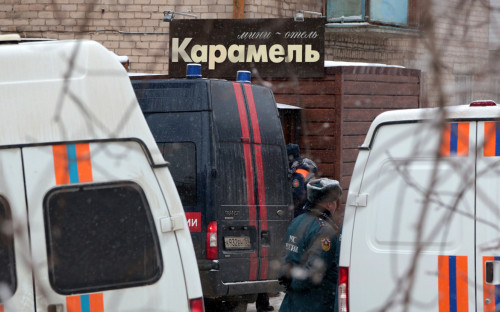 Сотрудники правоохранительных органов у здания мини-отеля &laquo;Карамель&raquo;