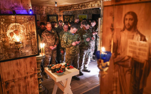 Военнослужащие артиллерийского дивизиона ВДВ в составе группировки войск &laquo;Днепр&raquo; во время богослужения в блиндажном храме св. Николая Чудотворца