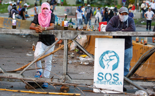 Протестующие на одной из улиц Каракаса