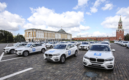 На Ивановской площади Московского Кремля перед церемонией вручения автомобилей российским спортсменам &mdash; победителям и призерам Игр XXXI Олимпиады в Рио-де-Жанейро,&nbsp;25 августа 2016 года




