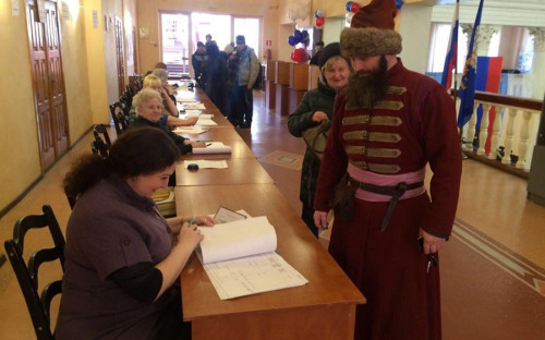 <p>В Пскове местный житель пришел на избирательный участок в историческом костюме стрельца</p>
