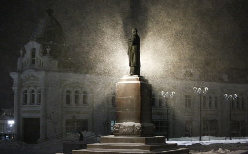 Памятник Ленину на улице Ленина в Омске