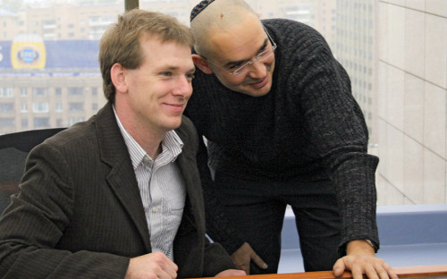 <p>Антон Носик родился в 1966 году в семье писателя Бориса Носика и филолога Виктории Мочаловой, которая затем вышла замуж за художника Илью Кабакова. В 1989 году Носик окончил лечебный факультет МГМСУ (Московский государственный медико-стоматологический университет), а спустя год уехал в Израиль, где начал заниматься журналистикой. Тогда он начал вести колонку, посвященную новостям интернета, и написал (совместно с Арканом Каривом) детективный роман.</p>

<p>На фото: Антон Носик с основателем Livejournal.com Бредом Фицпатриком.&nbsp;2006 год</p>
