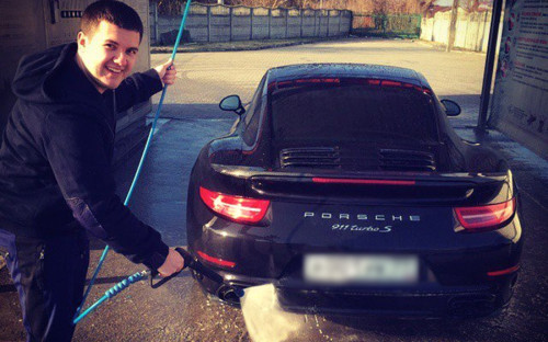 <p><strong>Наследник: </strong> Юсуф Алекперов (1990 г.&nbsp;р.)<br />
<br />
<strong>Доля в наследстве: </strong> $21,4 млрд<br />
<br />
<strong>Отец: </strong> президент НК &laquo;ЛУКОЙЛ&raquo; Вагит Алекперов, состояние&nbsp;&mdash; $21,4 млрд</p>