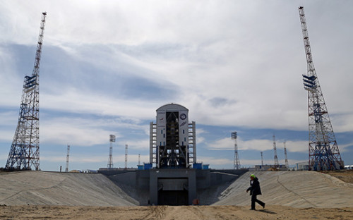 Ракета-носитель с космическими аппаратами на стартовом комплексе космодрома Восточный
