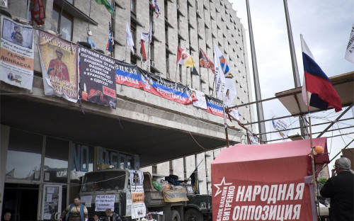 Ополченцы в административном здании в Донецке