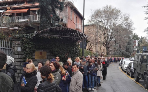 Очередь у входа в избирательный участок в генконсульстве России в Милане.
