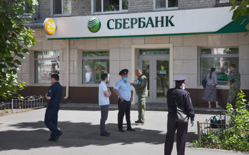 Отделение Сбербанка, в котором мужчина захватил в заложники несколько человек, Тюмень, 7 июля 2021 г.