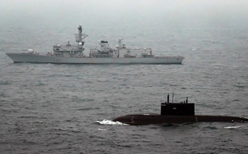 Корабль ВМС Великобритании Somerset сопровождает подводную лодку &laquo;Краснодар&raquo;


