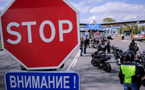 Участники мотоклуба &laquo;Ночные волки&raquo; у пропускного пункта на&nbsp;белорусско-польской границе недалеко&nbsp;от&nbsp;города Бреста. 1 мая 2016 года


