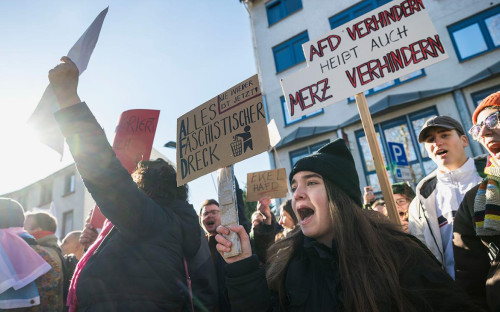 Акция протеста против партии &laquo;Альтернатива для Германии&raquo; (AfD) в Ной-Изенбурге, Германия, 1 февраля 2025 года