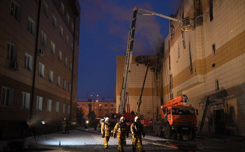 <p>Пожар в кемеровском торговом центре начался 25 марта около 12:00 мск. Очаг возгорания возник на четвертом этаже, где находились залы кинотеатров, детский развлекательный центр и каток. Вскоре площадь пожара достигла 1500 кв. м. Открытый огонь&nbsp;был&nbsp;ликвидирован&nbsp;поздним вечером.<br />
<br />
Пока не известно, что стало причиной пожара. Источники РБК и &laquo;Интерфакса&raquo; говорили, что предварительной причиной возгорания могли стать дефекты электросетей.</p>
