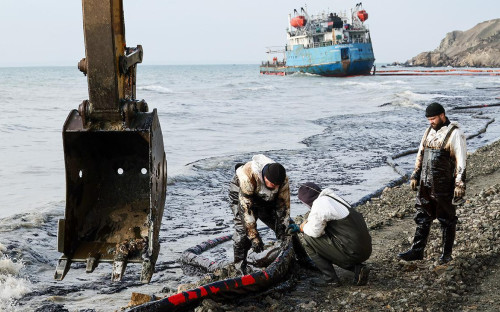 Волонтеры во время ликвидации последствий выброса нефтепродуктов на побережье Черного моря, на дальнем плане&nbsp;&mdash; танкер &laquo;Волгонефть-239&raquo;, поселок Волна, Краснодарский край, январь 2025 года