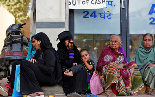 <p>Люди около&nbsp;банка в&nbsp;индийском городе Ахмадабад. 29 ноября 2016 года</p>

<p></p>
