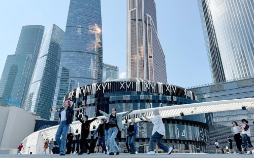 Блогеры снимают танцевальное видео на фоне &laquo;Moscow-City&raquo;, июль 2024 года