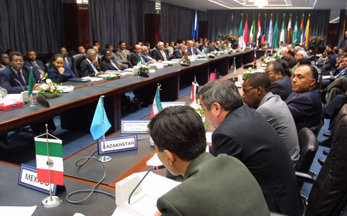 <p><span style="color:#800000;"><span style="font-size:16px;"><strong>Падение 2001 года</strong></span></span></p>

<p><strong>Пик цены:</strong> 19 января 2001 года; $32,2<br />
<strong>Цена на &laquo;дне&raquo;:</strong> 15 ноября 2001 года; $17,5<br />
<strong>Длительность и величина падения: </strong>10 месяцев; -45,8%</p>

<p>Изначально снижение нефти было спровоцировано лопнувшим весной 2000 года &laquo;пузырем доткомов&raquo;. Всю вторую половину 1990-х годов ценные бумаги молодых интернет-компаний стремительно дорожали. Вера в то, что их бизнес-модель обеспечит беспрерывный рост котировок, привлекала на биржу все новых инвесторов. 10 марта 2000 года &laquo;высокотехнологичный&raquo; индекс Nasdaq достиг исторического максимума и в тот же день обрушился. Постепенное снижение стоимости нефти началось еще 7 марта и с перерывами продолжалось до декабря.</p>

<p>В январе 2001 года нефтяные котировки вошли в затяжное пике на фоне приближающейся в США рецессии. ОПЕК, видя ослабление спроса, принимает решение сократить квоту нефтедобычи на 1,5 млн баррелей. В марте картель сокращает поставки еще на 1 млн баррелей.</p>

<p>11 сентября 2001 года мировые рынки переживают шок: в США произошла крупнейшая террористическая атака в истории. Биржа NYMEX, где торгуются фьючерсы WTI, закрывается на неделю. Два месяца спустя цены достигли &laquo;дна&raquo;, а к началу весны 2002 года восстановились до докризисного уровня.</p>

<p><em><strong>На фото</strong>: Заседание ОПЕК в Вене, 27 сентября 2001 года. Среди центральных тем - падение нефтяных котировок и теракт в Нью-Йорке.</em></p>
