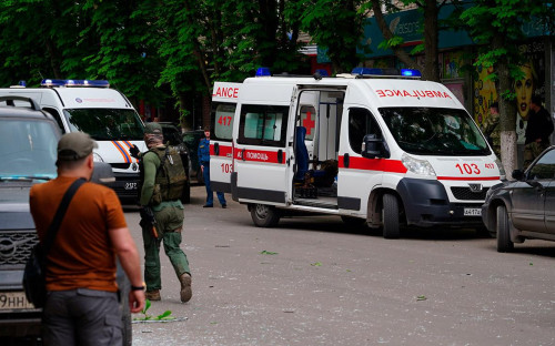 Автомобили скорой медицинской помощи на месте взрыва возле барбершопа в Луганске