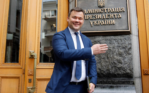 <p><strong>Опыт в политике: </strong> около 12 лет</p>

<p>Родился в 1976 году в Львове. В 2007 и 2014 годах баллотировался в Верховную раду от партии Виктора Ющенко &laquo;Наша Украина&nbsp;&mdash; Народная самооборона&raquo;. С 2007 по 2010 год работал замминистра юстиции по вопросам борьбы с коррупцией. В правительстве Николая Азарова при президенте Викторе Януковиче занимал пост уполномоченного по вопросам антикоррупционной политики.</p>

<p>После Майдана из кабинета уволен, а в сентябре 2014-го попал в список подлежащих люстрации по закону &laquo;Об очищении власти&raquo;. После его назначения это дало основания заместителю министра юстиции Украины Сергею Петухову заявить, что Богдан не может занимать должность главы администрации президента.</p>

<p>После ухода из правительства стал внештатным советником украинского олигарха Игоря Коломойского, который с 2014 по 2015 год <a href="https://strana.ua/articles/istorii/202388-7-interesnykh-faktov-o-novom-hlave-administratsii-prezidenta-andree-bohdane.html">занимал должность</a> председателя Днепропетровской областной государственной администрации. Работал главным юрисконсультом юридической фирмы &laquo;Статус&raquo;, представляя интересы Коломойского и его партнеров по группе &laquo;Приват&raquo;. Среди клиентов&nbsp;&mdash; Геннадий Корбан, бывший заместитель Коломойского в днепропетровской обладминистрации, глава партии УКРОП, обвиненный в 2015 году в создании преступной организации и растрате имущества.</p>

<p>&laquo;Он креативщик с юридической платформой и отличным чувством юмора. Он сильный, умеет продавливать какие-то вопросы, настоять&raquo;,&nbsp;&mdash; <a href="https://thebabel.net/texts/29597-sergey-shefir-vmeste-s-zelenskim-postroil-kvartal-95-i-vyigral-vybory-on-rasskazal-nam-o-kandidatah-na-glavu-ap-roli-oligarhov-v-kampanii-i-pomoshchi-1-1-pervaya-chast-bolshogo-intervyu?fbclid=IwAR3pc8xT_vfabF6kzCe3lcBCGH5evQ_hVbqVvlcAoi8n8YAcPh6G9oa34eE">отозвался</a> о Богдане другой назначенный в администрацию соратник Зеленского, Сергей Шефир.</p>

<p>Депутатов подобное назначение не порадовало. &laquo;Улицу Банковую можно переименовать в Приватбанковую&raquo;,&nbsp;&mdash; негодовал в Раде депутат фракции &laquo;Блок Петра Порошенко&raquo; Алексей Гончаренко (на Банковой в Киеве расположена администрация президента, а Приватбанк принадлежал Коломойскому)</p>
