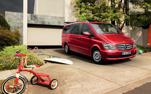<p><strong><span style="font-size:16px;">Mercedes-Benz Viano</span></strong></p>

<p><strong>Примерная стоимость:</strong> <strong><span style="color:#800000;"><span style="font-size:16px;">2,5-4 млн руб.</span></span></strong></p>

<p><strong>Владелец:</strong> супруга помощника президента РФ Владислава Суркова, супруга советника президента РФ Сергея Глазьева.</p>

<p>Mercedes-Benz разных моделей &ndash; пожалуй, самая популярная машина среди чиновников и их жен.</p>
