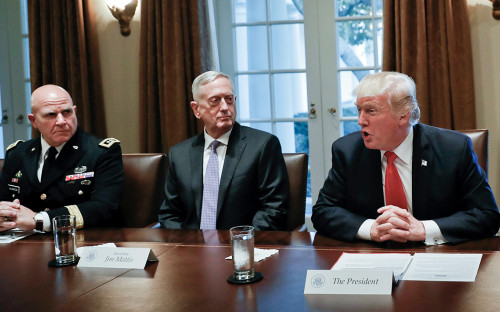 Герберт&nbsp;Макмастер, Джеймс&nbsp;Мэттис и&nbsp;Дональд Трамп (слева направо)