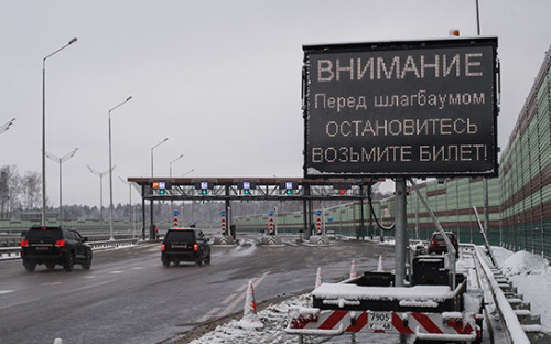 Автомобили на пункте оплаты проезда первого платного участка от МКАД до Солнечногорска автомобильной дороги М-11 Москва &mdash; Санкт-Петербург