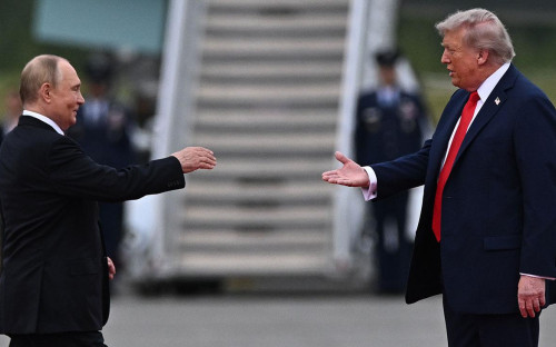 Владимир Путин и Дональд Трамп (справа) во время встречи на военной базе Эльмендорф-Ричардсон на Аляске, 15 августа 2025 года