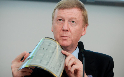 Анатолий Чубайс демонстрирует монитор планшета Plastic Logic 100, 2011 год