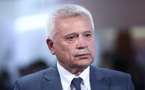 <p><strong><span style="font-size:16px;">Вагит Алекперов, </span> </strong><em>основной владелец компании ЛУКОЙЛ</em><br />
<br />
<strong>&mdash; Какой будет цена на&nbsp;нефть в&nbsp;ближайший&nbsp;год? </strong><br />
<br />
&mdash; Мы&nbsp;считаем, что цена на&nbsp;нефть достигла своего дна в&nbsp;$59&ndash;60. Это тот уровень, ниже которого цена в&nbsp;ближайшее время, наверное, не&nbsp;снизится. Мы&nbsp;ждем, может, не&nbsp;резкого, но&nbsp;стабильного, консервативного роста в&nbsp;ближайшие три года. Но&nbsp;я не&nbsp;думаю, что в&nbsp;этот период цена достигнет $70 за&nbsp;баррель.</p>

<p><strong>&mdash; Какой курс рубля при такой цене нефти был&nbsp;бы для вас оптимальным? </strong></p>

<p>&mdash; Мы&nbsp;не влияем ни&nbsp;на цену на&nbsp;нефть (на&nbsp;нее влияет мировое потребление),&nbsp;ни&nbsp;на курс рубля. Но&nbsp;для нас сегодня очень важна стабильность курса, его предсказуемость: инвестиционный цикл в&nbsp;нефтяной отрасли значительный, так что эти факторы ключевые. Я&nbsp;считаю, что тот коридор, в&nbsp;котором курс находится сегодня,&nbsp;&mdash; 50&ndash;57&nbsp;руб. за&nbsp;доллар &mdash; он, наверное, сбалансирован. Цена $60&ndash;65 ограничила активные инвестиции в&nbsp;шельфовую нефть на&nbsp;территории&nbsp;США. Страны ОПЕК уже продекларировали, что уровень поддержки цен $60&ndash;65 за&nbsp;баррель их&nbsp;удовлетворяет. Все эти факторы говорят нам о&nbsp;том, что эта цена будет стабильной.<br />
<br />
<strong>&mdash; То&nbsp;есть явный проигравший в&nbsp;противостоянии с&nbsp;ОПЕК &mdash;&nbsp;США?</strong><br />
<br />
&mdash; Никакого противостояния, по&nbsp;сути, не&nbsp;было. Надо учитывать, что страны ОПЕК добывают 30% от&nbsp;мировой добычи нефти, контролируют более 80% рынка сырой нефти, их&nbsp;влияние на&nbsp;нефтяные цены огромно. Скорее всего, предсказуемость действий стран ОПЕК будет влиять на&nbsp;нефтяные цены и&nbsp;в будущем. Участники ОПЕК смогли остановить огромный поток инвестиций в&nbsp;развитие нефтяных проектов в&nbsp;Соединенных Штатах:&nbsp;мы&nbsp;сейчас наблюдаем сокращение числа буровых установок, а&nbsp;шельфовая нефть без бурения быстро истощается. В&nbsp;то&nbsp;же время США&nbsp;&mdash; крупный потребитель и&nbsp;импортер нефти, поэтому здесь для страны уже положительный эффект проявляется.<br />
<br />
<strong>&mdash; Вы&nbsp;давно и&nbsp;активно лоббируете доступ на&nbsp;шельф для независимых компаний&nbsp;и, кажется, близки к&nbsp;успеху. Будет&nbsp;ли ЛУКОЙЛ инвестировать в&nbsp;шельфовые проекты при нынешнем уровне цен и&nbsp;сколько готов в&nbsp;них вложить?</strong><br />
<br />
&mdash; Я&nbsp;буду уверен в&nbsp;том, что это решение принято, только&nbsp;когда оно пройдет все законодательные процедуры. Конечно, это нелогично &mdash; ограничивать собственные компании в&nbsp;возможности инвестировать в&nbsp;собственной стране. Должны быть равные условия для всех, особенно в&nbsp;такой тяжелый период, который мы&nbsp;сейчас наблюдаем. Но&nbsp;пока есть ограничения по&nbsp;инвестициям. Мы&nbsp;также понимаем, что в&nbsp;ближайшее время наши иностранные партнеры не&nbsp;смогут работать в&nbsp;Арктике. Нужно, конечно, привлекать национальный капитал, национальные компании для того, чтобы активно начать разрабатывать месторождения, которые могут быть открыты в&nbsp;Арктике.<br />
<br />
<strong>&mdash; И&nbsp;все-таки&nbsp;когда и&nbsp;сколько? </strong><br />
<br />
&mdash; Шельфовые проекты сами по&nbsp;себе имеют большой инвестиционный цикл. Допустим, мы&nbsp;на Каспии сделали первое открытие в&nbsp;1995 году, а&nbsp;первую нефть получили в&nbsp;2008 году, то&nbsp;есть инвестиционный цикл на&nbsp;шельфе составляет 7&ndash;15 лет от&nbsp;начала поиска до&nbsp;первой разработки. На&nbsp;разведку, если нам дадут такую возможность, мы&nbsp;готовы выйти очень оперативно. Сложно сказать, сколько денег потребуется. На&nbsp;каждом месторождении до&nbsp;начала разработки нужно пробурить как минимум три разведочные скважины. Это минимум $1 млрд. Компания готова эти деньги выделить на&nbsp;поиск месторождений. Мы&nbsp;готовы за&nbsp;счет того, что оптимизирует свои затраты за&nbsp;пределами Российской Федерации.</p>

<p><strong>&mdash; Где будете брать деньги, с&nbsp;учетом того&nbsp;что влияние санкций чувствуют на&nbsp;себе все компании, даже&nbsp;те, которые непосредственно под них не&nbsp;попали? </strong></p>

<p>&mdash; Конечно, мы&nbsp;чувствуем сдержанность банков в&nbsp;выдаче кредитов. Но&nbsp;ЛУКОЙЛ всегда имел и&nbsp;сегодня имеет инвестиционный рейтинг. Мы&nbsp;два дня назад погасили свои еврооблигации на&nbsp;$1,5 млрд. Нам необходимы длинные деньги для нашего цикла. И&nbsp;сегодня эти сложности, конечно, могут ограничить возможности наших инвестиций. Мы&nbsp;чувствуем санкции:&nbsp;к&nbsp;примеру, наш партнер Total не&nbsp;стал реализовывать с&nbsp;нами проект по&nbsp;разработке нефти в&nbsp;Западной Сибири. Потихоньку это&nbsp;все, конечно, сказывается.</p>

<p><strong>&mdash; Собираетесь&nbsp;ли возвращаться в&nbsp;Иран или участвовать, к&nbsp;примеру, в&nbsp;продаже иранской нефти? </strong></p>

<p>&mdash; В&nbsp;продаже иранской нефти мы&nbsp;точно не&nbsp;участвуем. Нам не&nbsp;предлагали, да&nbsp;мы и&nbsp;не заинтересованы вести торговые операции. Наш офис на&nbsp;территории Ирана работает, есть планы по&nbsp;изучению ряда провинций&nbsp;там, мы&nbsp;работаем активно с&nbsp;министерством нефти Ирана и&nbsp;с национальной нефтяной компанией. Мы&nbsp;уверены, что при снятии ограничений на&nbsp;территории Ирана у&nbsp;нашей компании будет конкурентное преимущество.</p>

<p><strong>&mdash; Как вам кажется, при нынешней цене на&nbsp;нефть будет&nbsp;ли увеличиваться в&nbsp;нефтянке присутствие государства? Вы&nbsp;чувствуете для ЛУКОЙЛа такую угрозу? </strong></p>

<p>&mdash; Я&nbsp;считаю, присутствие государства в&nbsp;нашей отрасли и&nbsp;так чрезмерно. Особенно после того, как &laquo;Башнефть&raquo; стала государственной компанией. Я&nbsp;уверен, что сохранение конкурентной среды в&nbsp;России&nbsp;&mdash; это единственная реальная возможность для государства оценивать и&nbsp;затраты, и&nbsp;отдачу от&nbsp;отрасли, которая определяет и&nbsp;социальное развитие, и&nbsp;наполнение бюджета.</p>

<p><strong>&mdash; Германа Грефа часто спрашивают, сколько банков должно быть в&nbsp;стране? А&nbsp;сколько нефтяных компаний? </strong></p>

<p>&mdash; Чем больше, тем лучше.</p>

<p><strong>&mdash; Если &laquo;Башнефть&raquo; выставят на&nbsp;продажу, вы&nbsp;будете заинтересованы в&nbsp;этом активе? </strong></p>

<p>&mdash; Мы&nbsp;не рассматривали возможность покупки компании на&nbsp;территории России&nbsp;и&nbsp;не рассматриваем возможность того, чтобы нас кто-то приобрел. Таких сценариев&nbsp;нет. Мы&nbsp;развиваемся динамично как частная вертикально интегрированная компания, для нас сегодня открыт весь&nbsp;мир, компания ЛУКОЙЛ присутствует в&nbsp;52 странах. Сейчас готовимся к&nbsp;инвестициям в&nbsp;Мексике, которая открывается после 60&nbsp;с&nbsp;лишним лет, с&nbsp;тех&nbsp;пор&nbsp;как была национализирована местная нефтяная промышленность. Мы&nbsp;активно работаем в&nbsp;Западной Африке. Компания инвестирует в&nbsp;проекты, которые приносят наибольшую выгоду. Но&nbsp;мы все-таки считаем, что инвестиции на&nbsp;территории России наиболее приемлемы для ЛУКОЙЛа. Мы&nbsp;&mdash;&nbsp;российская национальная компания, мы&nbsp;знаем геологию, мы&nbsp;успешны в&nbsp;разведке. ЛУКОЙЛ &mdash; одна из&nbsp;немногих, которая каждый год компенсирует тот объем добычи, который производит</p>
