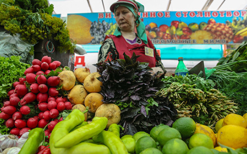 Продажа овощей, фруктов и&nbsp;зелени на&nbsp;сельскохозяйственном рынке