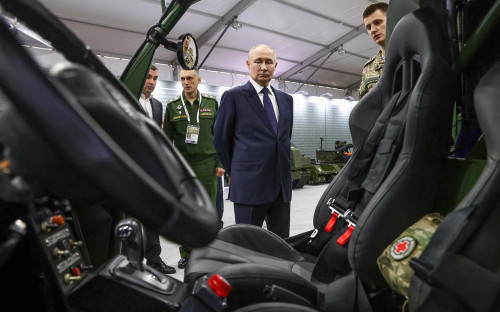 Владимир Путин посещает выставку в Национальном центре &laquo;Россия&raquo;, посвящённую итогам трёхлетней работы Народного фронта под девизом &laquo;Всё для Победы!&raquo;