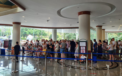 <p><em>На фото: выездное голосование на выборах президента в гостинице &laquo;Royal Cliff Grand Hotel Pattaya&raquo; в Паттайе, Таиланд.</em></p>

<p>В Таиланде на избирательных участках <a href="https://www.rbc.ru/rbcfreenews/65f59e229a79475b963a578b">выстроились</a> очереди из россиян, желающих проголосовать, сообщал МИД. В связи с &laquo;высокой активностью избирателей&raquo; участковая избирательная комиссия посольства направила дополнительных сотрудников в пункт проведения голосования. Кроме того, время голосования 16 марта продлили на два часа&nbsp;&mdash; до 20:00 по местному времени.</p>