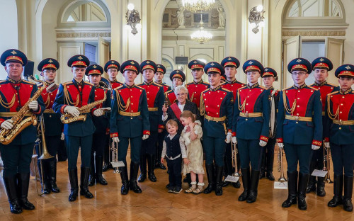 Алиса Фрейндлих (в центре)