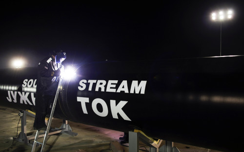 <p><strong>2007</strong></p>

<p><br />
Проект &laquo;Южный поток&raquo; был задуман в 2007 году для того, чтобы отказаться от услуг&nbsp;Украины для транзита российского газа в Европу. Система газопроводов должна была пройти по дну Черного моря от компрессорной станции &laquo;Береговая&raquo; в России до берега Болгарии. Общая протяженность морского участка должна была составить 930 км, максимальная глубина &ndash; до 2 км.&nbsp;</p>