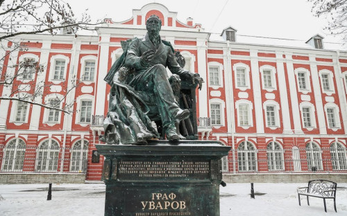 Памятник графу Сергею Уварову перед главным зданием СПбГУ