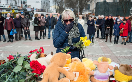 Жители Симферополя возлагают цветы к мемориалу на площади Ленина в память о погибших в ТЦ в Кемерово