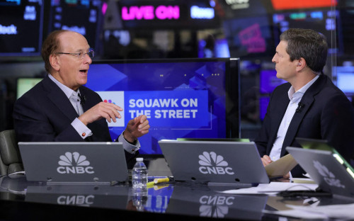 Ларри Финк (слева)&nbsp;во время интервью с CNBC в зале Нью-Йоркской фондовой биржи, 11 апреля 2025 г.