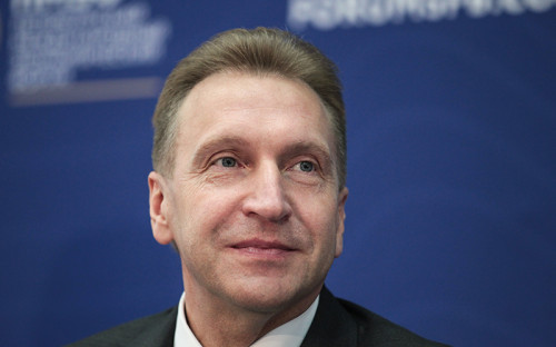 <p><strong>Игорь Шувалов</strong>, первый вице-премьер правительства России:</p>

<p>&laquo;Что меня больше всего удовлетворяет в&nbsp;работе, которую мы [правительство] проводим, это&nbsp;то, что&nbsp;мы переживали самые разные этапы с&nbsp;момента, когда&nbsp;все пришли в&nbsp;правительство в&nbsp;2000 году, и&nbsp;ни разу за&nbsp;15 лет не&nbsp;были изменены основы экономического курса. Нельзя сказать, что&nbsp;это курс, <a href="http://tv.rbc.ru/archive/ekskluziv/5764440e9a79473d237f9992">который проповедует</a> Кудрин, или&nbsp;Улюкаев, или&nbsp;Глазьев. Он сложнее. Страна сложная. И вы не&nbsp;можете провести&nbsp;то, что&nbsp;нужно сейчас для&nbsp;свободных рыночных отношений исключительно, если&nbsp;не&nbsp;будете платить пенсии.</p>

<p>Основа экономического курса президента Путина, его правительства, &mdash;&nbsp;это основа такого здорового рыночного капитализма, но&nbsp;с&nbsp;одним большим &laquo;но&raquo;. Социальная политика крайне ответственна и&nbsp;обременительна. Может быть, иногда даже&nbsp;не&nbsp;дает возможности быстро развиваться экономике, но&nbsp;все время президент подчеркивает, что&nbsp;мы социальное государство&nbsp;и, что&nbsp;бы ни&nbsp;случилось, социальные обязательства выполняем в&nbsp;полном объеме.</p>

<p>Вообще, резких разворотов за&nbsp;все годы, пока&nbsp;Путин&nbsp;&mdash;&nbsp;президент, я не&nbsp;видел. Я думаю, что&nbsp;самое ценное и&nbsp;важное&nbsp;&mdash;&nbsp;это последовательное предсказуемое поведение, в&nbsp;экономике никаких разворотов ни&nbsp;направо, ни&nbsp;налево, тем более резких не&nbsp;нужно&raquo;.</p>
