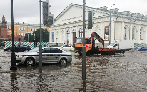 После дождя на улице Моховая в Москве, 22 июля 2016 года


