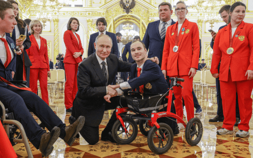 Владимир Путин и пловец Владимир Даниленко (в центре)