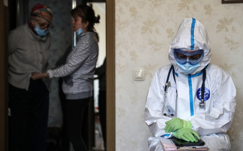 Фельдшер скорой медицинской помощи ждёт больного перед госпитализацией