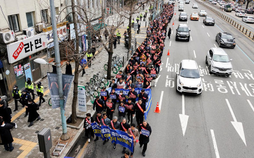 <p>Колонна протестующих врачей в Сеуле</p>