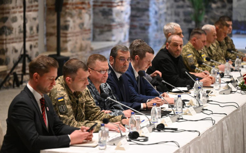 Участники украинской делегации на переговорах между делегациями России и Украины в Стамбуле