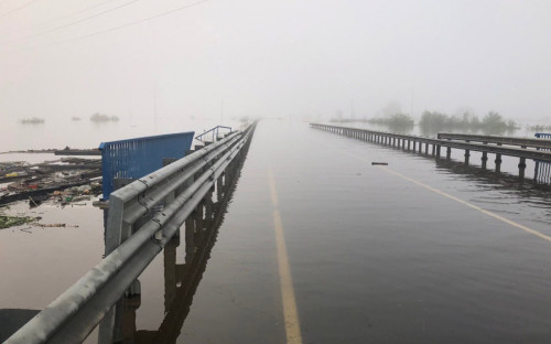 Трасса Р-255 &laquo;Сибирь&raquo; в границах города Тулуна была закрыта 30 июля. Движение ограничено до особого распоряжения из-за выхода вод реки Ия на проезжую часть