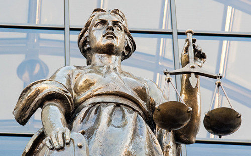 Статуя богини Правосудия на здании Верховного Суда России