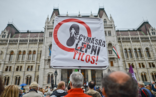 Протесты у здания парламента Венгрии во время проведения референдума


