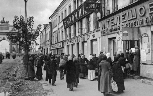 <p><strong>1916&nbsp;год.</strong> В связи с&nbsp;продовольственным кризисом, вызванным войной, была введена система нормированного распределения продуктов питания по&nbsp;карточкам. Помимо России эта система была распространена во&nbsp;многих воюющих странах.</p>

<p>На фото: очередь за&nbsp;продовольствием в&nbsp;районе площади Белорусского вокзала в&nbsp;Москве</p>
