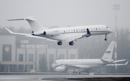 <p>Самолет со спецпосланником Трампа приземлился во Внуково-2 около 14:00. Вместе с ним в Россию прибыл зять американского лидера <a href="https://www.rbc.ru/person/692e9dd39a794702d39210a0">Джаред Кушнер</a>. В аэропорту делегацию встретил спецпредставитель президента России по инвестиционно-экономическому сотрудничеству с зарубежными странами <a href="https://www.rbc.ru/person/67b4548c9a79477dde739862">Кирилл Дмитриев</a>.</p>