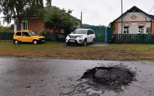 Воронка от разорвавшегося снаряда в приграничном белгородском селе Логачевка